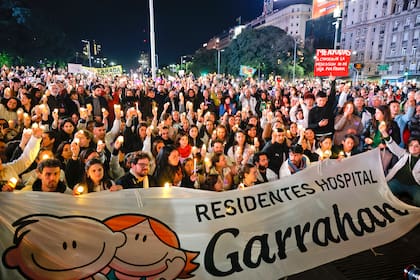 Unas mil personas participaron de la Noche de Velas en el Obelisco