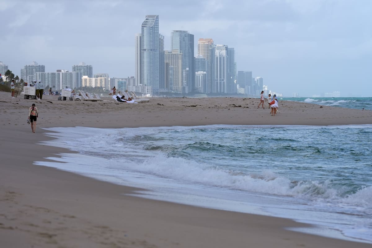 Unas misteriosas bolas de alquitrán invadieron las playas de Florida