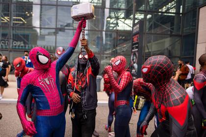 Unas personas disfrazadas de Spider-Man en la feria Comic Con en la ciudad de Nueva York el 9 de octubre de 2021. (Charles Sykes/Invision/AP)