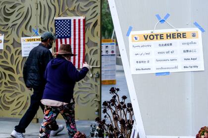 Unas personas llegan a emitir su voto en Los Ángeles, el martes 14 de septiembre de 2021. (AP Foto/Ringo H.W. Chiu)