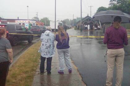 Unas personas miran mientras un grupo de personas es rescatado tras el naufragio de un bote en un sistema de cuevas cerca de Lockport, en el estado de Nueva York, el 12 de junio de 2023. Foto suministrada por Thomas Coleman. (Thomas Coleman via AP)