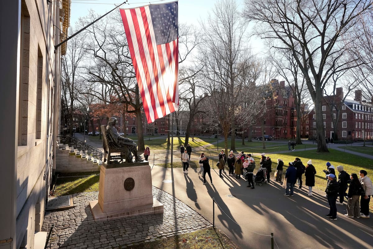 Unas personas toman fotos a la estatua de John Harvard, en la Universidad de Harvard, el 2 de enero