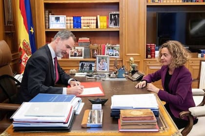 Unas semanas antes de la declaración pública del rey Felipe, la imagen seguía allí en el segundo estante a la derecha.