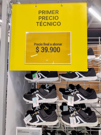 Unas zapatillas deportivas para niños costarán $39.900, el equivalente a 23,81 euros