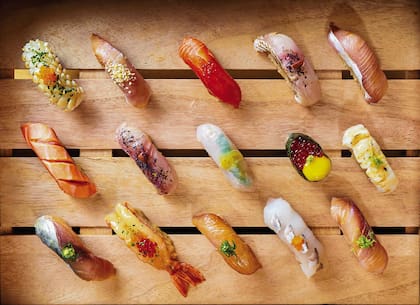 Variedad de textura y colores en el sushi.