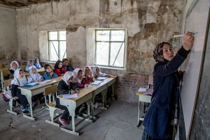 UNICEF dijo el jueves 8 de junio de 2023 que está muy preocupada por los reportes sobre que el Talibán está expulsando a grupos internacionales del sector educativo afgano y les ordena delegar su actividad en grupos no gubernamentales locales.
