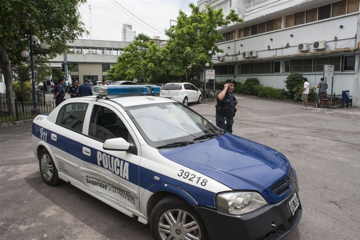 Unidad policial en el hospital Fiorito