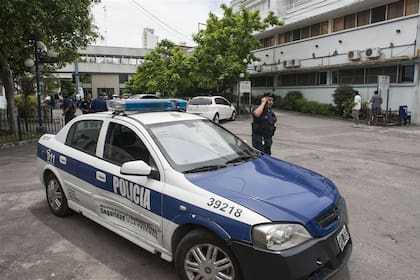 Unidad policial en el hospital Fiorito