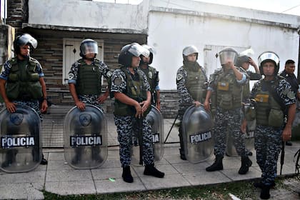 Unidades antitumultos fueron desplegadas frente a la casa del policía que mató a un colectivero