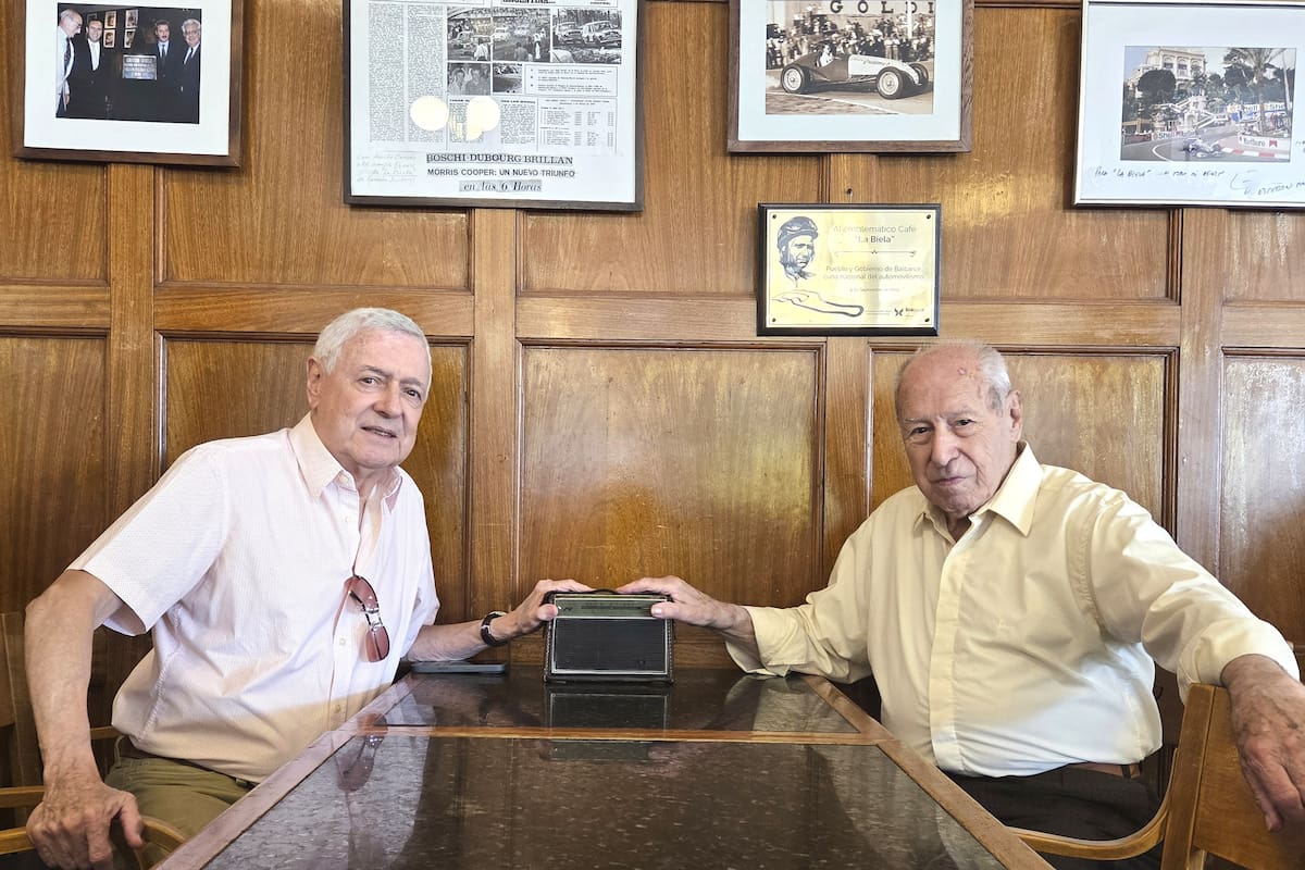 Unidos por una histórica Noblex 'Carina', la radio más popular en tiempos pasados