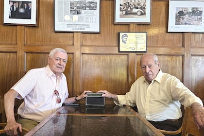 Unidos por una histórica Noblex 'Carina', la radio más popular en tiempos pasados