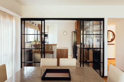 Unificaron la paleta de todo el sector en tonos neutros: natural, blanco, madera y negro. En la cocina, aparecen en diferentes materiales que se alternan en los módulos.