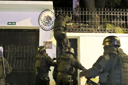 Uniformados ecuatorianos ingresan por la fuerza a la embajada de México en Quito