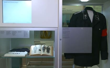 Uniforme nazi parcialmente tapado y con la esvástica solo parcialmente visible