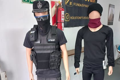 Uniformes truchos que se vendían en un kiosco de Parque Chacabuco
