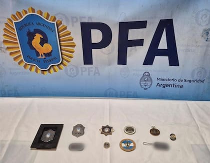 Uniformes y armas secuestrados a un adolescente de Lanús que amenazó con cometer una masacre escolar