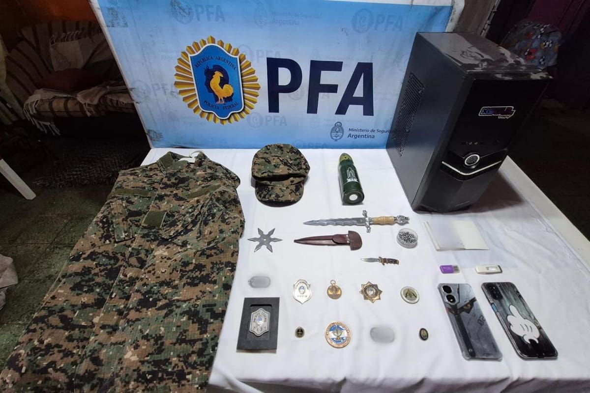 Uniformes y armas secuestrados a un adolescente de Lanús que amenazó con cometer una masacre escolar