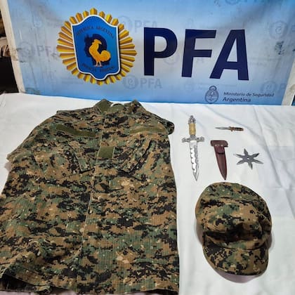 Uniformes y armas secuestrados a un adolescente de Lanús que amenazó con cometer una masacre escolar