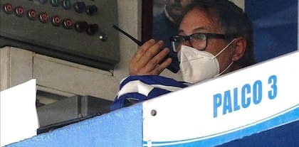 Ariel Holan, en un palco durante el partido de la Católica ante La Calera