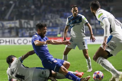 Unión, que esta último en el campeonato de la Liga Profesional (LPF) y podría descender nuevamente a la Primera Nacional, fue eliminado de la Copa Argentina por Almagro