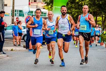 Unirse a un grupo de corredores es una buena forma de volver a la actividad física, una actividad social (Foto: Pexeles)