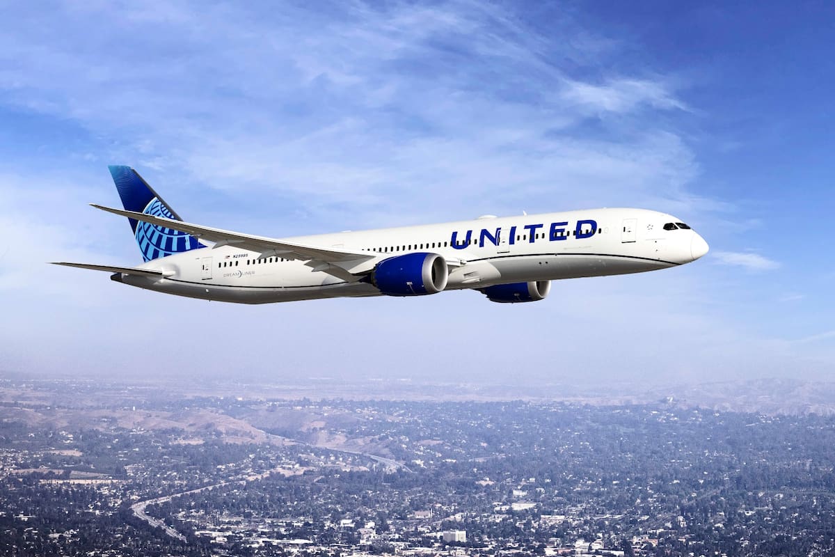 United Airlines anunció que dejará de cobrar el costo adicional por elegir asientos contiguos cuando se viaja con menores