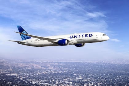 United Airlines anunció que dejará de cobrar el costo adicional por elegir asientos contiguos cuando se viaja con menores
