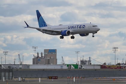 United expulsa pasajeros sin auriculares: nueva regla en vigor puede vetarte permanentemente de la aerolínea