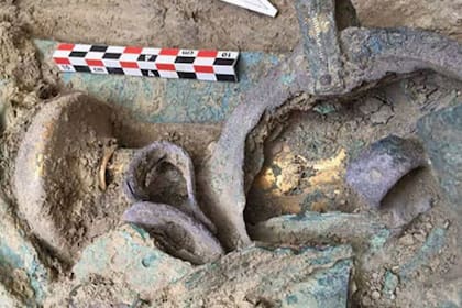 En el interior de la tumba, junto a los restos humanos, había piedras preciosas, numerosos anillos de oro, una espada de bronce con empuñadura de oro y marfil, una cadena de oro y otros objetos