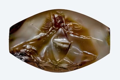 El dibujo de esta piedra preciosa representa un combate mortal con tal detalle que es considerada una obra maestra de la Edad de Bronce