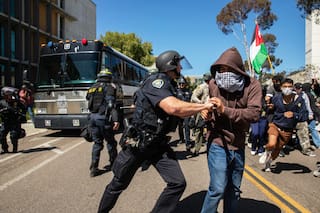 Universidades de California revelan su arsenal de armas militares tras investigación de CalMatters