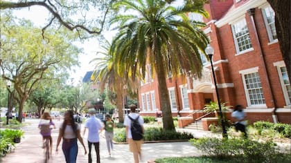 Universidades de Florida podrían prohibir el ingreso a migrantes indocumentados