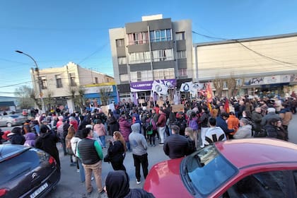 Universitarios apostados frente al local de LLA en Río Gallegos para expresarle el repudio al veto a la ley de financiamiento