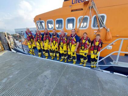Uno a uno, todos los miembros de la tripulación del barco salvavidas que intervino en el rescate del nadador de 30 años