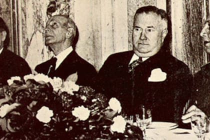 Uno al lado del otro: en 1945, Braden junto a Perón, entonces ministro de Guerra, en una comida ofrecida a representantes extranjeros