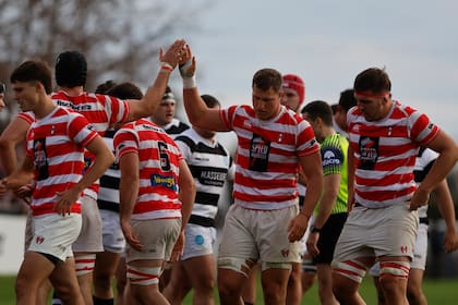Uno calmo festejo, de los muchos que hizo Alumni en una tarde de inspiración contra un adversario directo por la clasificación para las semifinales; a los 18 minutos ya estaba 21-0 al frente.