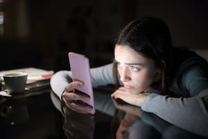 Uno de cada diez porteños de entre 18 y 30 años utiliza el celular libre de riesgo de caer en un uso adictivo de pantallas