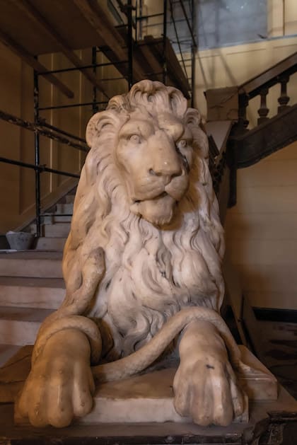 Uno de las dos enormes esculturas de leones halladas en el proceso de restauración. Custodian el acceso a una gran escalera de mármol de la estación.
