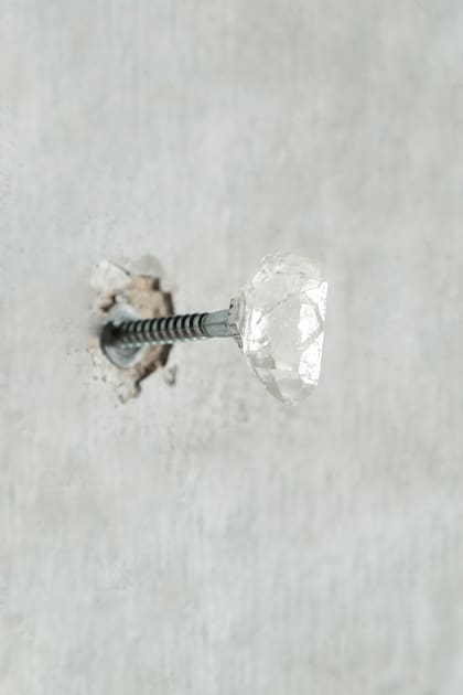 Uno de los 150 clavos que se encontraban en las paredes de la construcción original de la galería y que Amoedo intervino con cuarzos