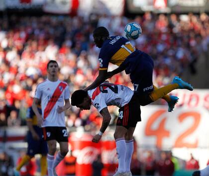 Uno de los 21 pelotazos con los que los compañeros de Boca buscaron a Hurtado en el clásico ante River