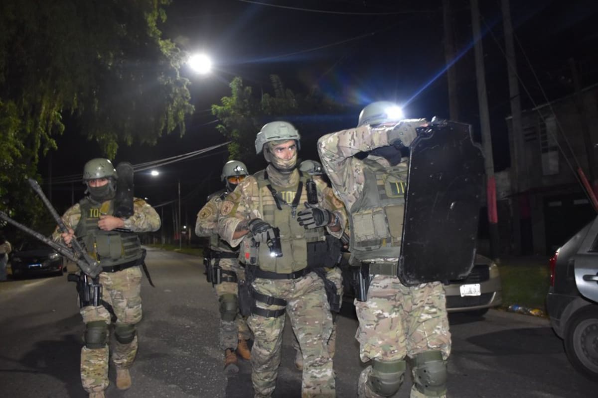 Uno de los 30 allanamientos que culminó con la detención de seis sospechosos por la serie de asesinatos que tuvo en vilo a Rosario a principios de marzo