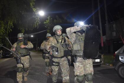 Uno de los 30 allanamientos que culminó con la detención de seis sospechosos por la serie de asesinatos que tuvo en vilo a Rosario a principios de marzo
