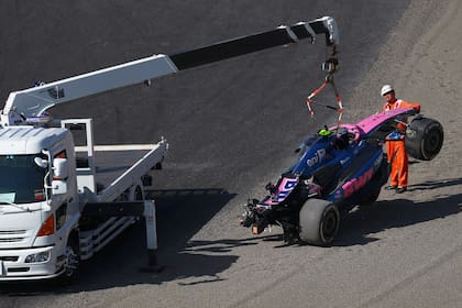 Uno de los accidentes de Doohan, en Suzuka: la grúa retira el Alpine destruido