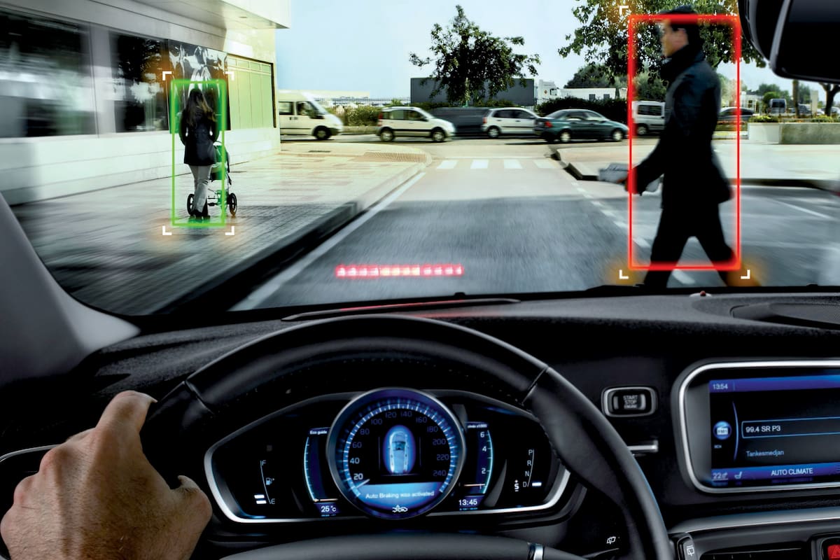 Uno de los ADAS de gran importancia es la advertencia más el frenado autónomo con detección de peatones, ciclistas y objetos