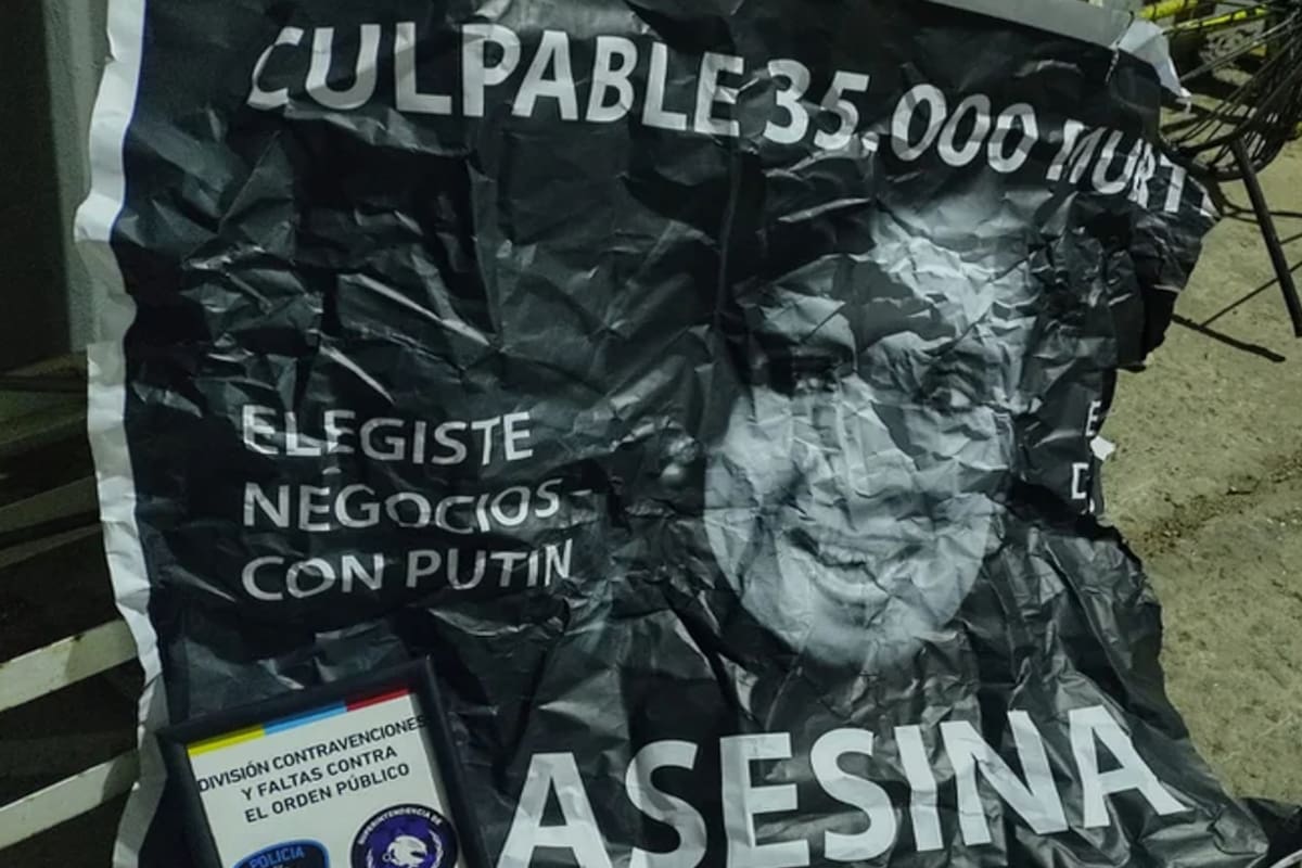 Uno de los afiches con la cara de la vicepresidenta Cristina Kirchner, junto a insultos y acusaciones.