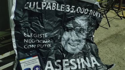 Uno de los afiches con la cara de la vicepresidenta Cristina Kirchner, junto a insultos y acusaciones.