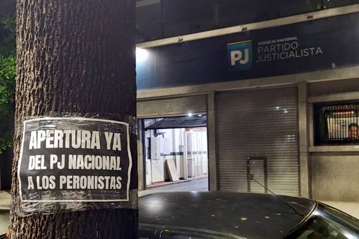 Uno de los afiches que aparecieron frente a las sedes nacional y bonaerense del PJ tras las elecciones