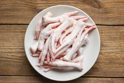 Uno de los alimentos más recomendados serían las patas de pollo
