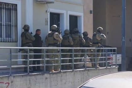 Uno de los allanamientos contra la banda que hacía salideras en bancos y financieras del microcentro