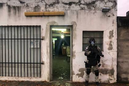 Uno de los allanamientos que derivó en la detención de una persona que debía estar aislada pero estaba haciendo delivery de drogas